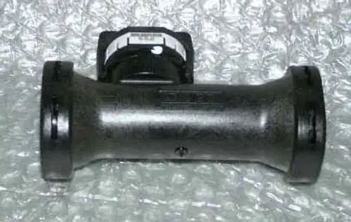 Flowmeter von Remeha, in schwarzer Kunststoffausführung mit einer runden Form und einem angebrachten Montagesystem, auf schützendem Material platziert.